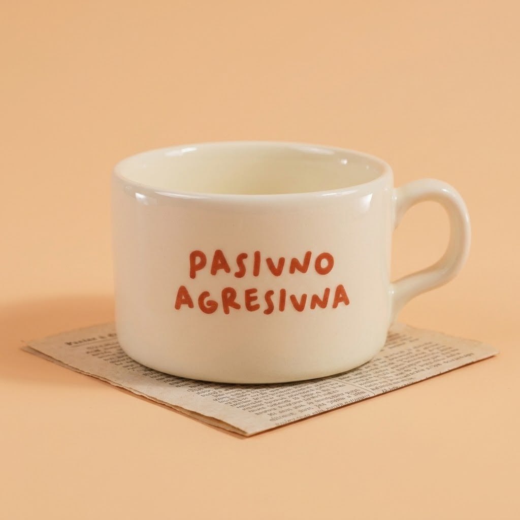 Bela šoljica sa natpisom Pasivno agresivna